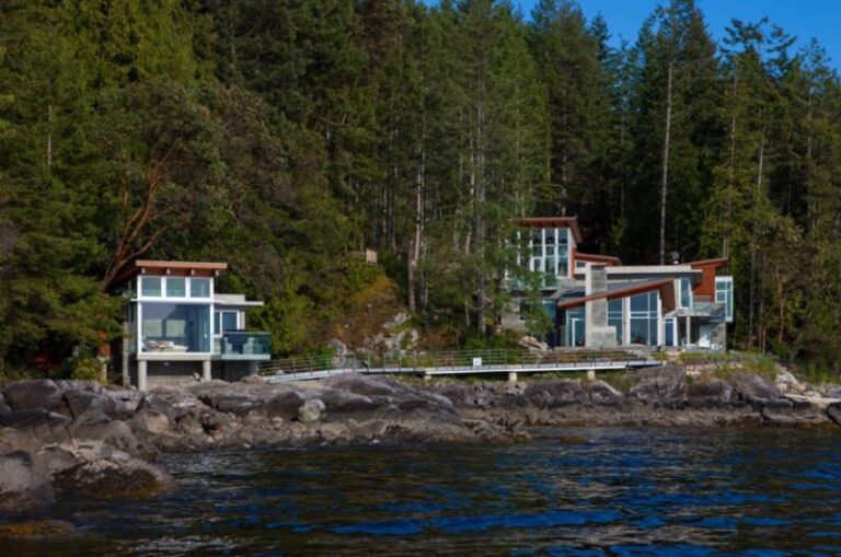 elegant pender harbour house 0962667