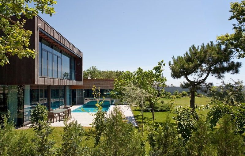 Perfect Water Patio House by Drozdov & Partners perfect water patio house by drozdov partners 61a3be4