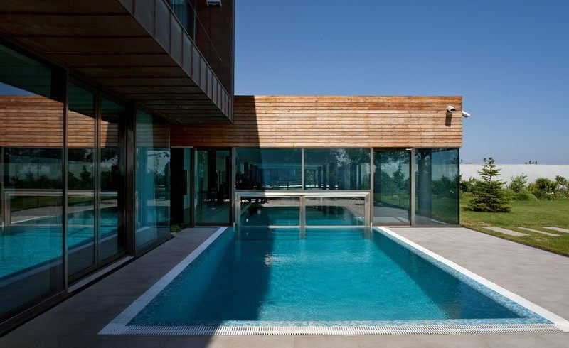 Perfect Water Patio House by Drozdov & Partners perfect water patio house by drozdov partners b25e3c4