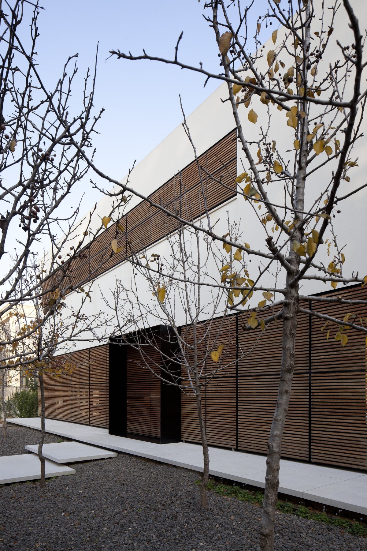 Chameleonic Kfar Shmaryahu House by Pitsou Kedem Architects chameleonic kfar shmaryahu house by pitsou kedem architects 3cf1ed4