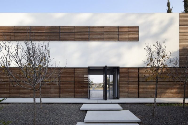 Chameleonic Kfar Shmaryahu House by Pitsou Kedem Architects chameleonic kfar shmaryahu house by pitsou kedem architects 48e3cf6