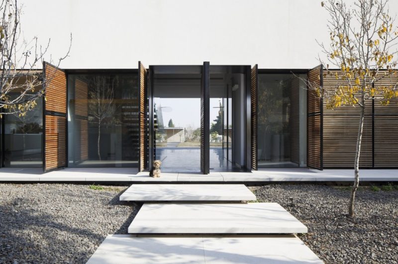 Chameleonic Kfar Shmaryahu House by Pitsou Kedem Architects chameleonic kfar shmaryahu house by pitsou kedem architects e043041