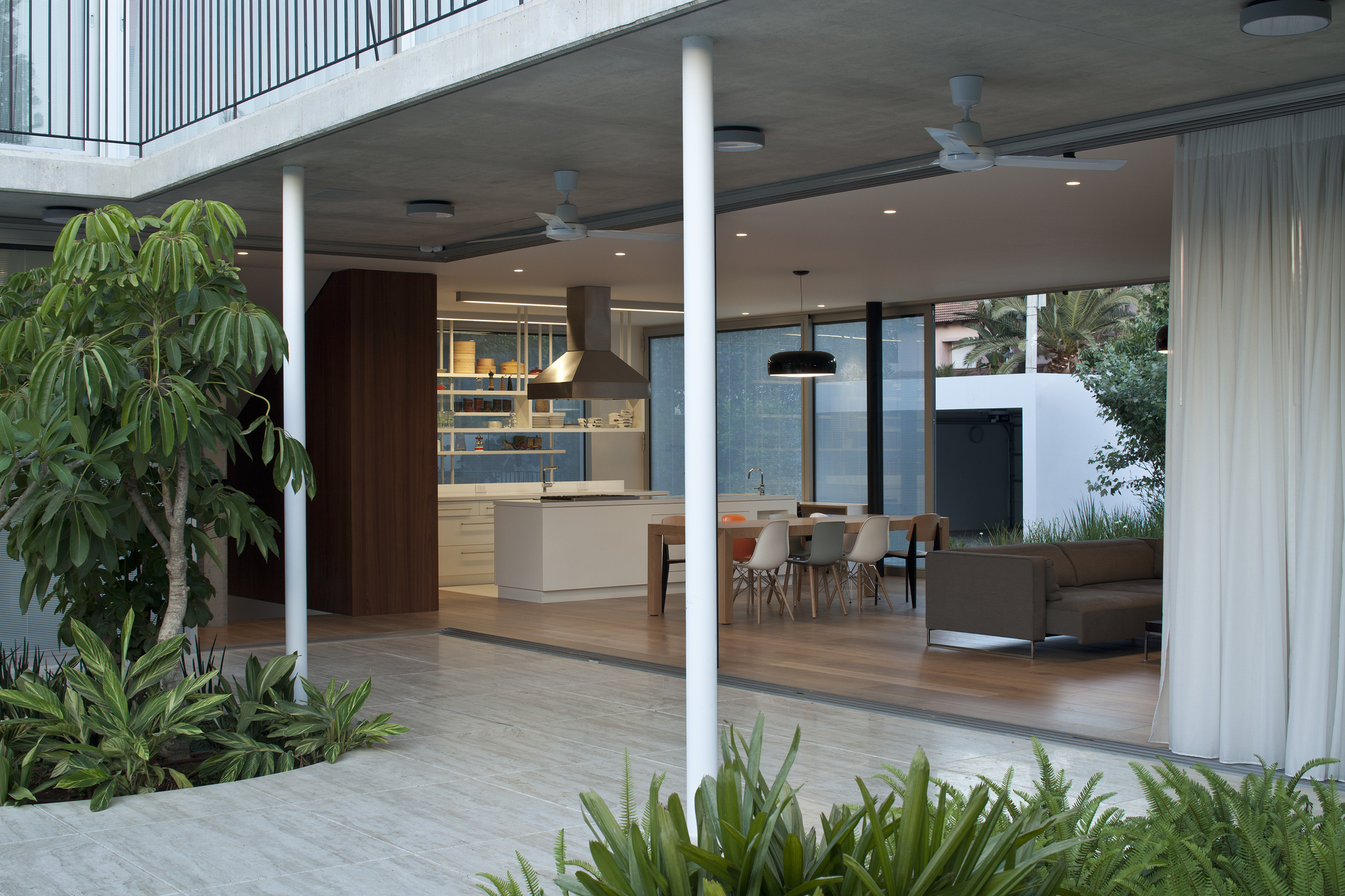 Comfortable House In Tel Aviv By Weinstein Vaadia Architects comfortable house in tel aviv by weinstein vaadia architects 07c1625