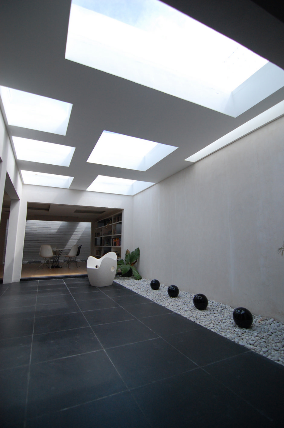 Contemporary Courtyard House by Buensalido Architects contemporary courtyard house by buensalido architects 0d432aa