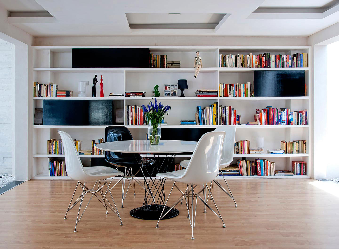 Contemporary Courtyard House by Buensalido Architects contemporary courtyard house by buensalido architects 4a77498