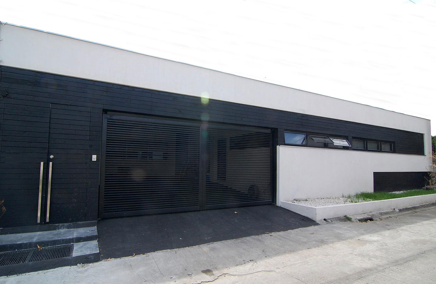 Contemporary Courtyard House by Buensalido Architects contemporary courtyard house by buensalido architects a6dfa47