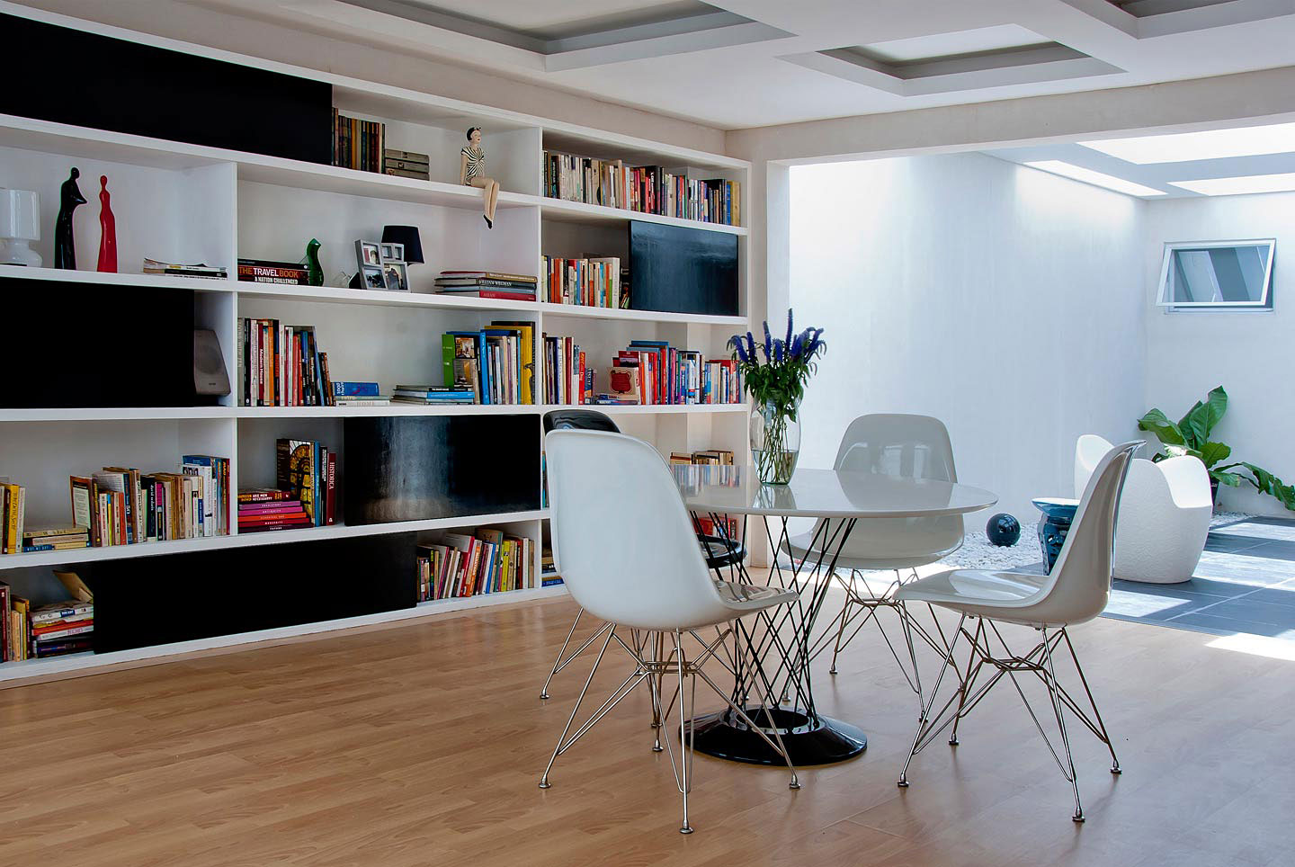 Contemporary Courtyard House by Buensalido Architects contemporary courtyard house by buensalido architects c1df538