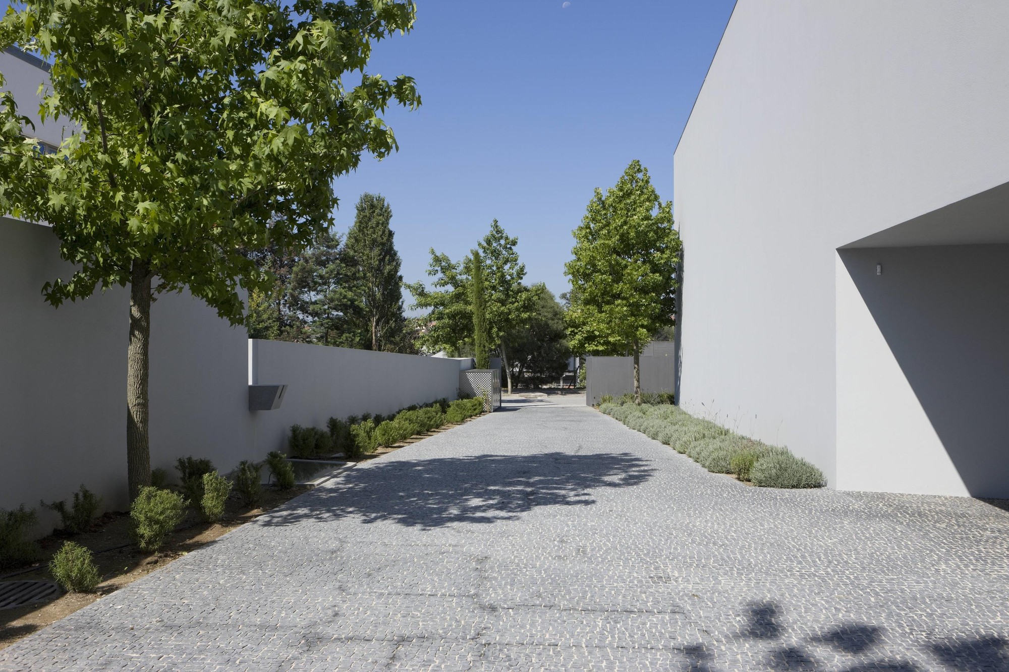 Contemporary Home In Maia, Portugal contemporary home in maia portugal 04b4d5d