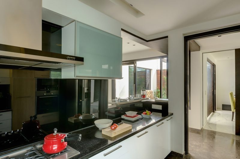 Cozy Overhang House designed by DADA & partners cozy overhang house designed by dada partners 07634b4