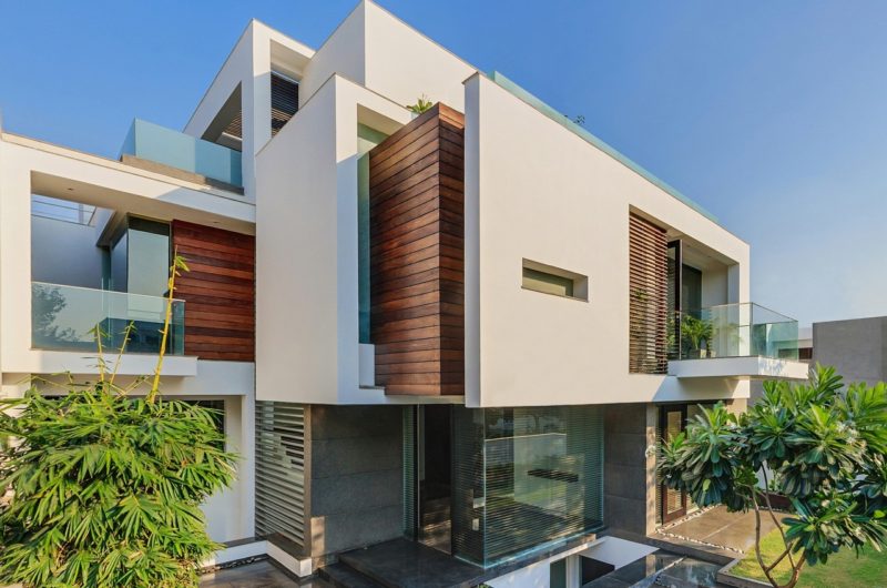 Cozy Overhang House designed by DADA & partners cozy overhang house designed by dada partners 4545a89