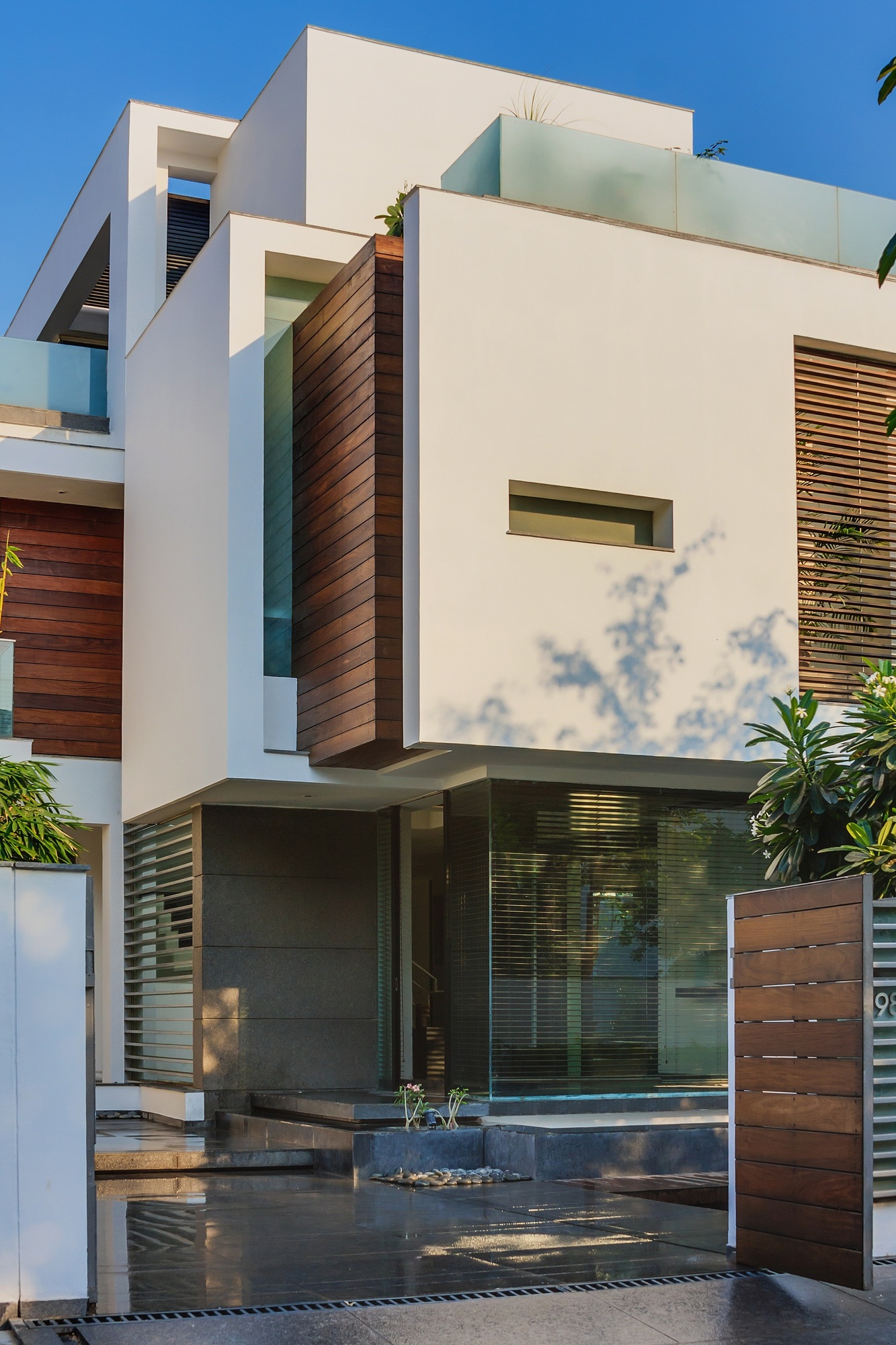 Cozy Overhang House designed by DADA & partners cozy overhang house designed by dada partners 765bec9