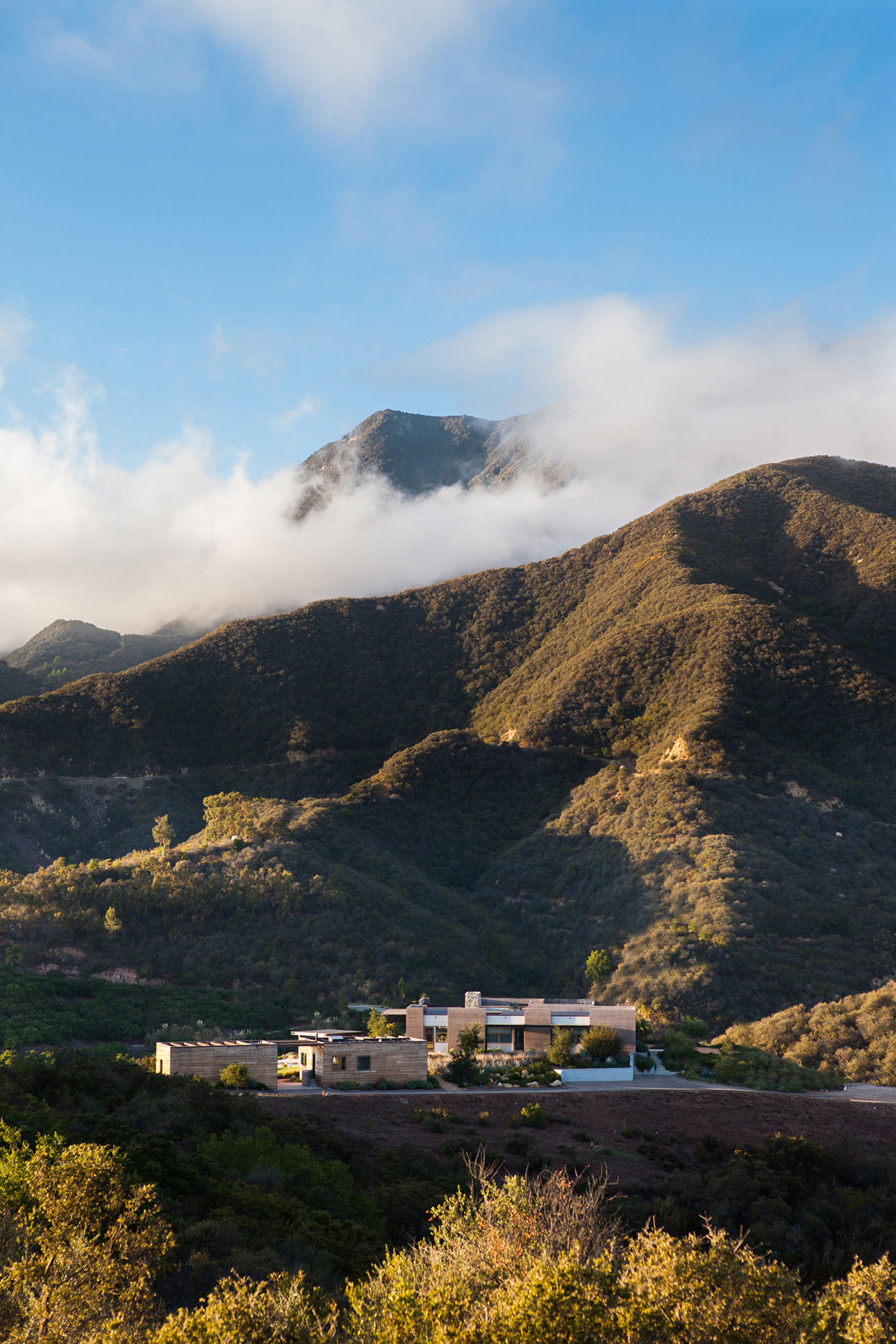 Elegant Toro Canyon House In California, USA elegant toro canyon house in california usa f7fb9d4