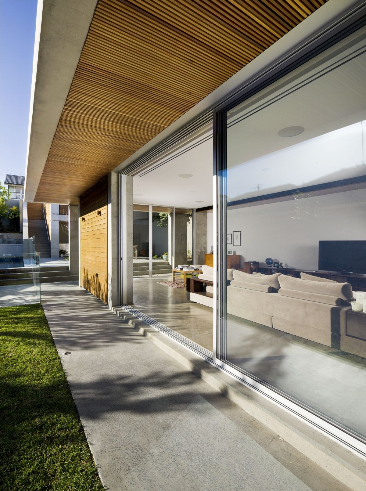 L-shaped Clovelly Residence by Tzannes Associates l shaped clovelly residence by tzannes associates 1dc12a4