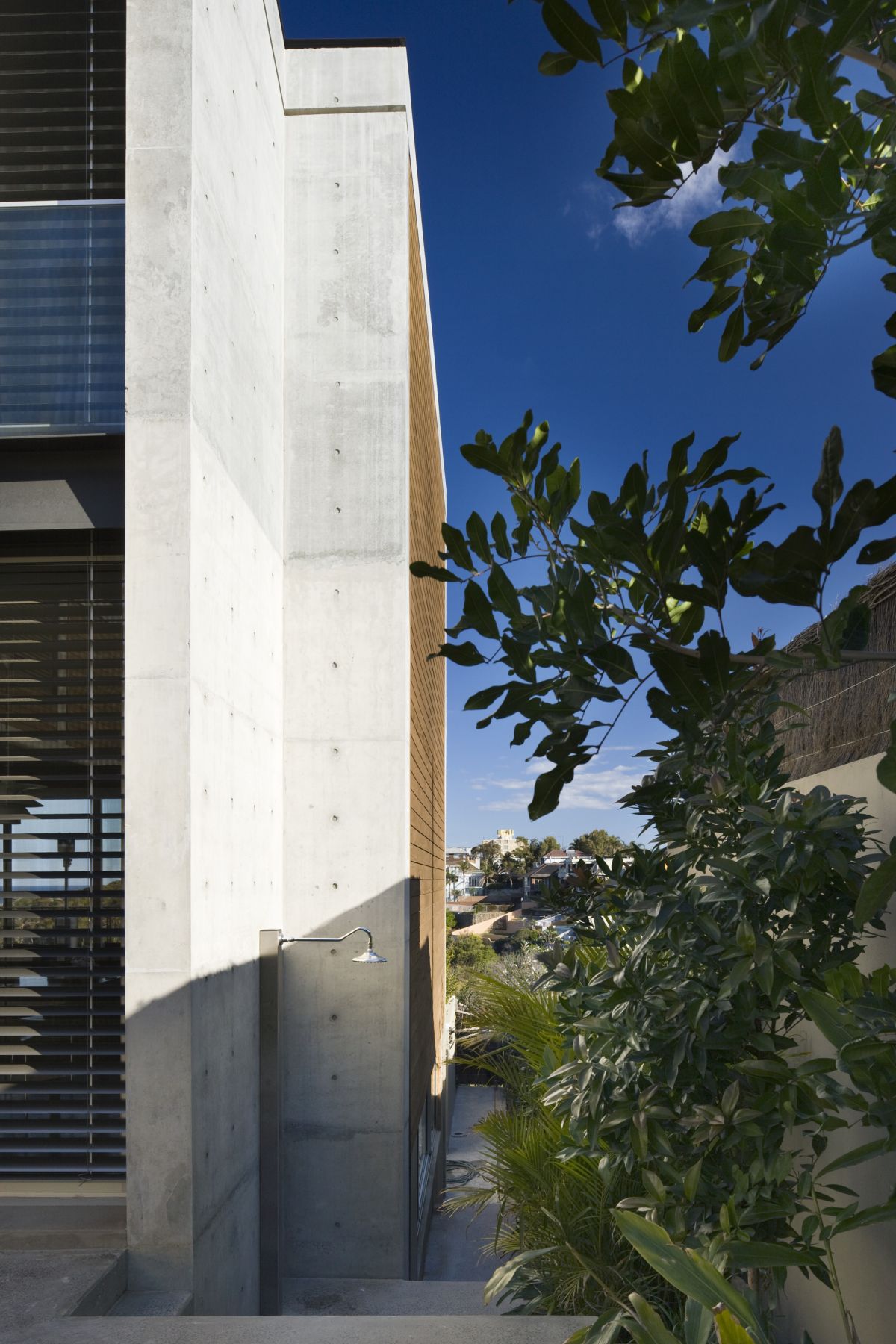 L-shaped Clovelly Residence by Tzannes Associates l shaped clovelly residence by tzannes associates 4b55192