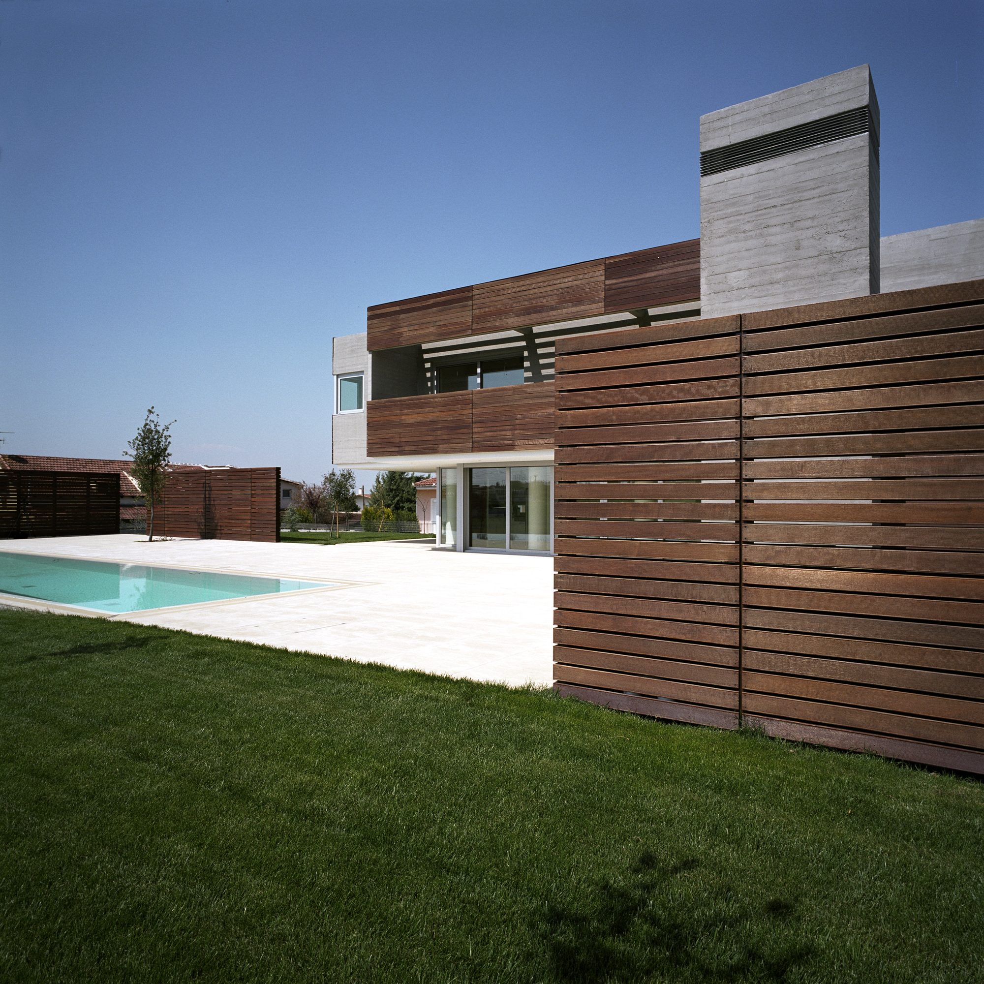 L-Shaped Residence in Larissa by Potiropoulos D+L Architects l shaped residence in larissa by potiropoulos dl architects 5ac6dce