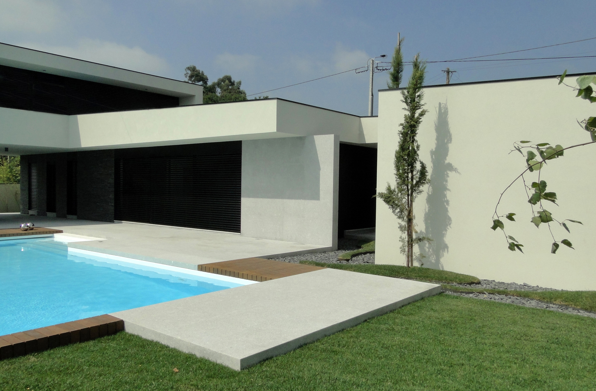 L-Shaped Villa Nova in Farmalicao by Arquitectura.501 l shaped villa nova in farmalicao by arquitectura501 16888ac