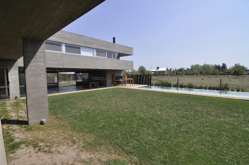 Massive KM House by Estudio Pablo Gagliardo massive km house by estudio pablo gagliardo 57033a5