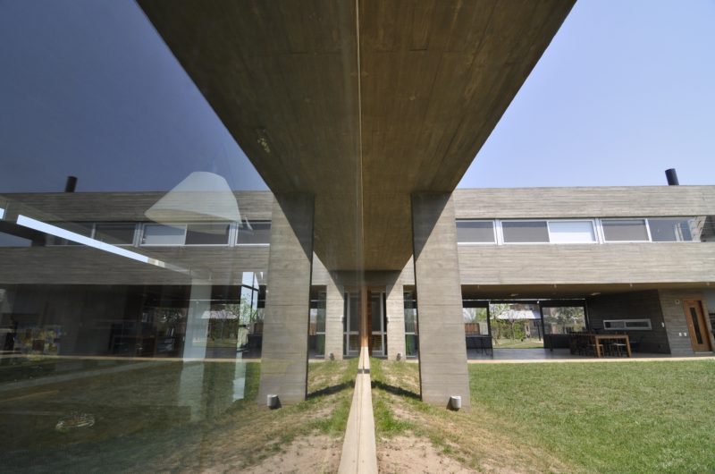 Massive KM House by Estudio Pablo Gagliardo massive km house by estudio pablo gagliardo e65ef7f