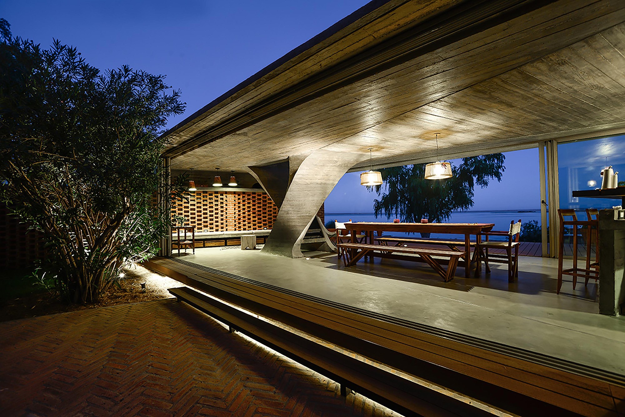 One Column House In Río Negro Province, Argentina one column house in ro negro province argentina 562eecf