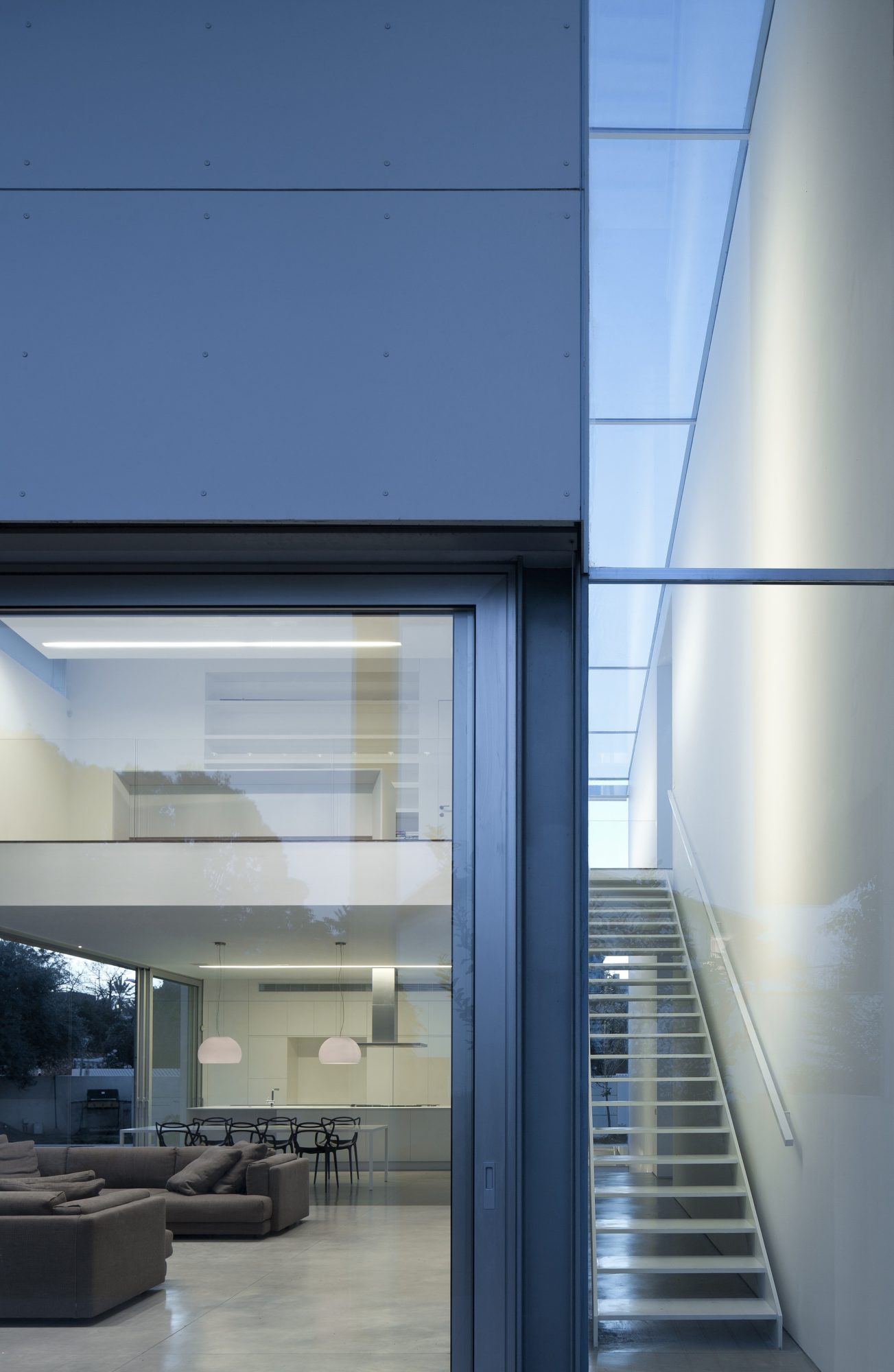 Plain G House by Axelrod Architects + Pitsou Kedem Architect plain g house by axelrod architects pitsou kedem architect 42326e5