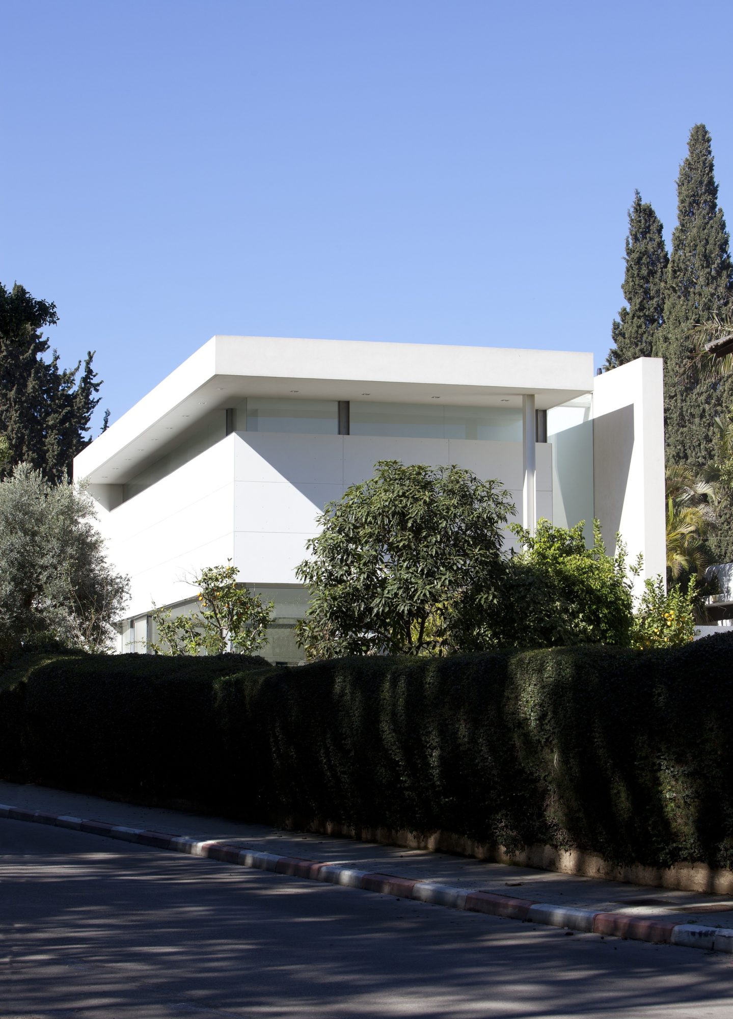 Plain G House by Axelrod Architects + Pitsou Kedem Architect plain g house by axelrod architects pitsou kedem architect 87b5814