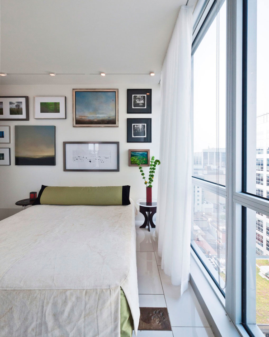 Radiant redeveloper Apartment by Kariouk Associates radiant redeveloper apartment by kariouk associates de2c4a8