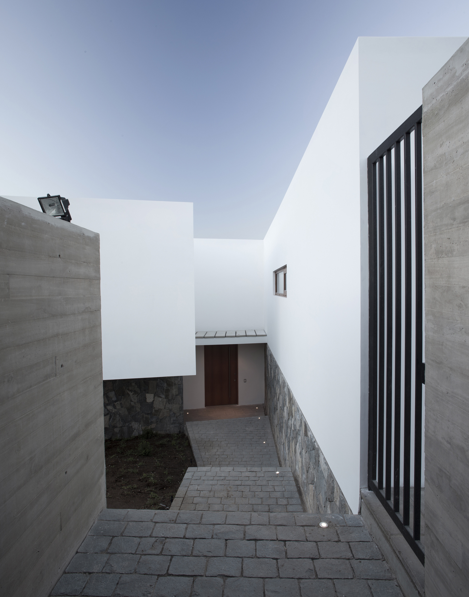 Spacious Donoso-Smith House by EMa arquitectos + Raimundo Salgado spacious donoso smith house by ema arquitectos raimundo salgado 2ce1114