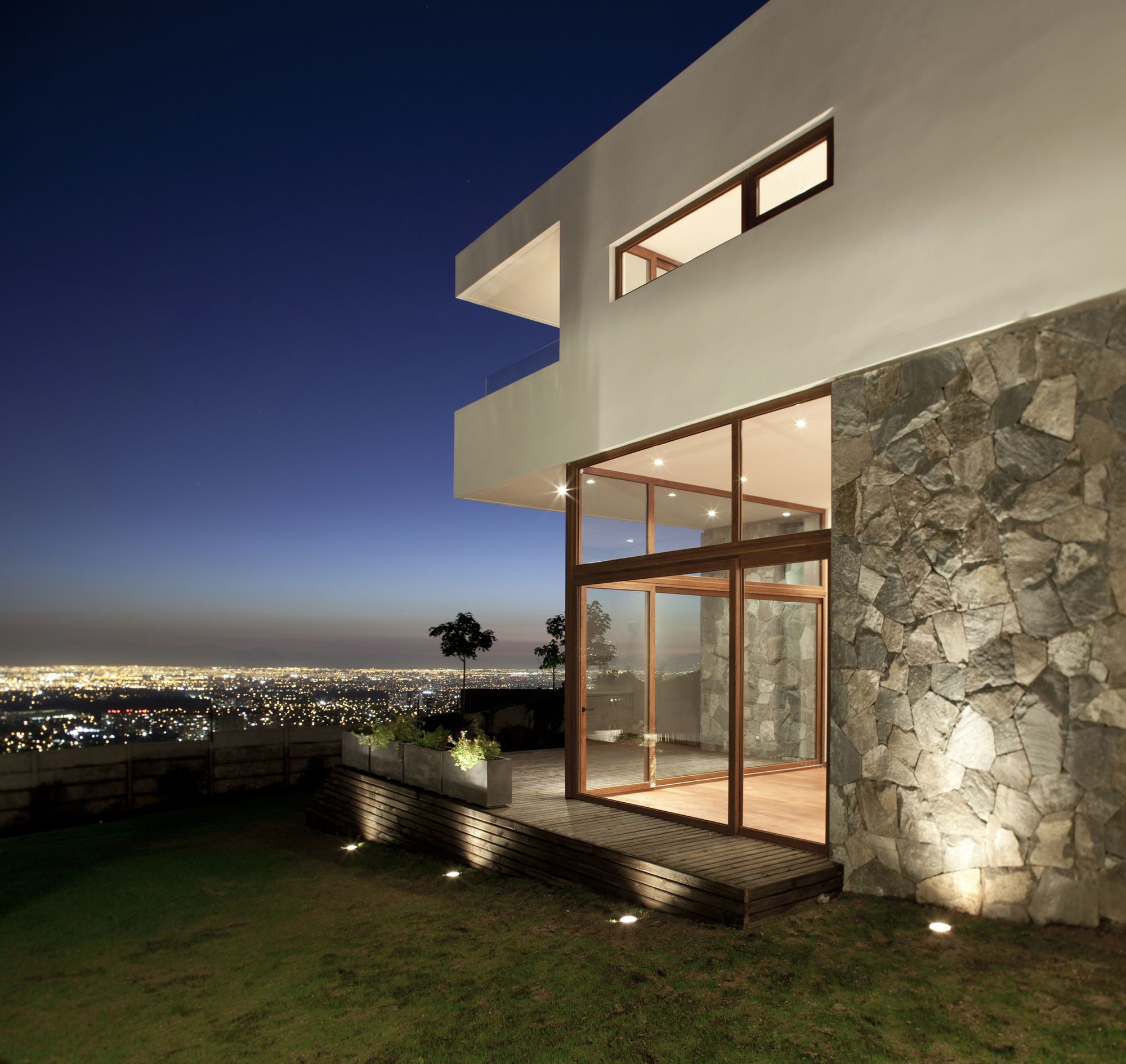 Spacious Donoso-Smith House by EMa arquitectos + Raimundo Salgado spacious donoso smith house by ema arquitectos raimundo salgado 5b02e44