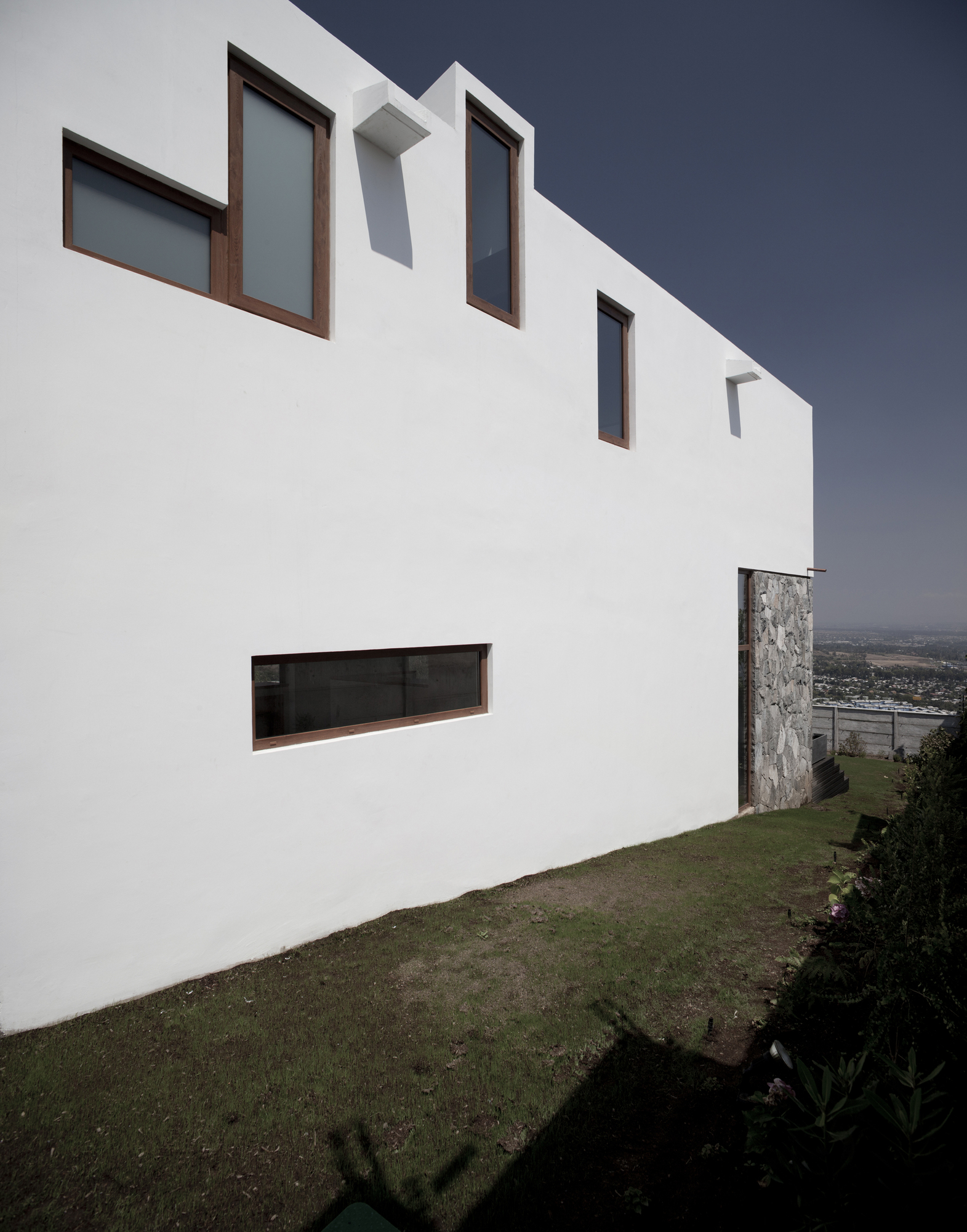 Spacious Donoso-Smith House by EMa arquitectos + Raimundo Salgado spacious donoso smith house by ema arquitectos raimundo salgado 8e2e0c1
