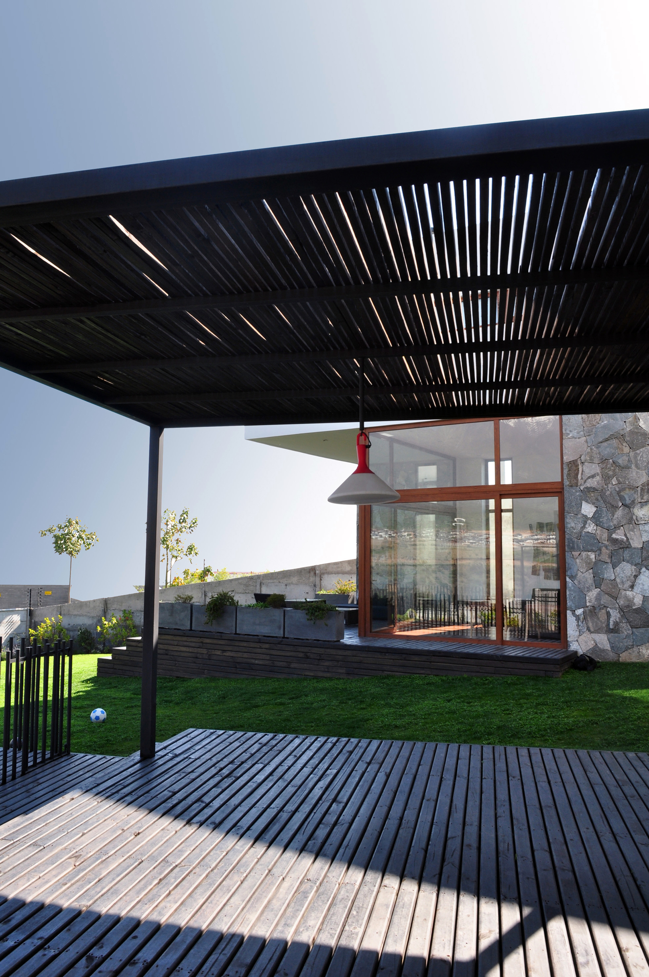 Spacious Donoso-Smith House by EMa arquitectos + Raimundo Salgado spacious donoso smith house by ema arquitectos raimundo salgado 9666aed