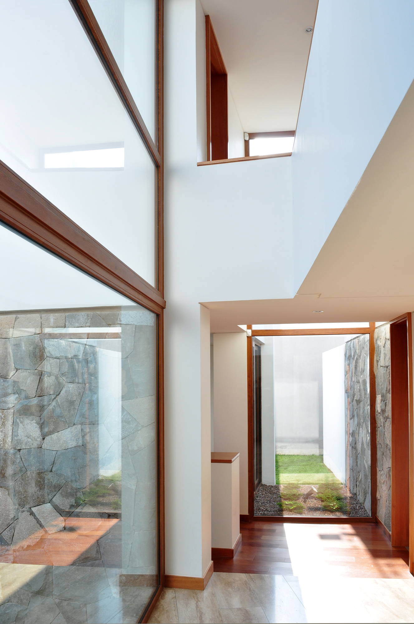 Spacious Donoso-Smith House by EMa arquitectos + Raimundo Salgado spacious donoso smith house by ema arquitectos raimundo salgado b68ff4f