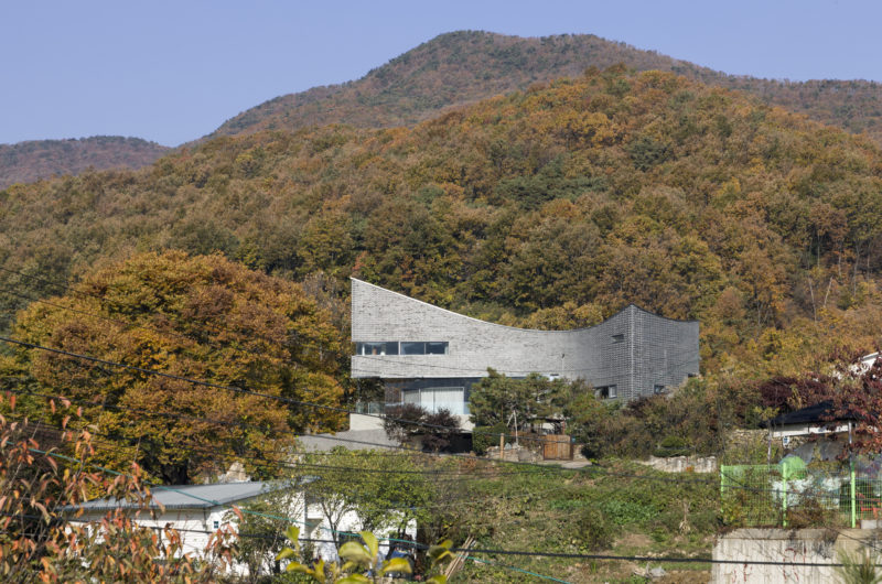 Traditional Korean Curving House by JOHO Architecture traditional korean curving house by joho architecture 50d22dd
