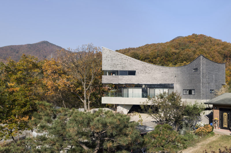 Traditional Korean Curving House by JOHO Architecture traditional korean curving house by joho architecture 70a95cc