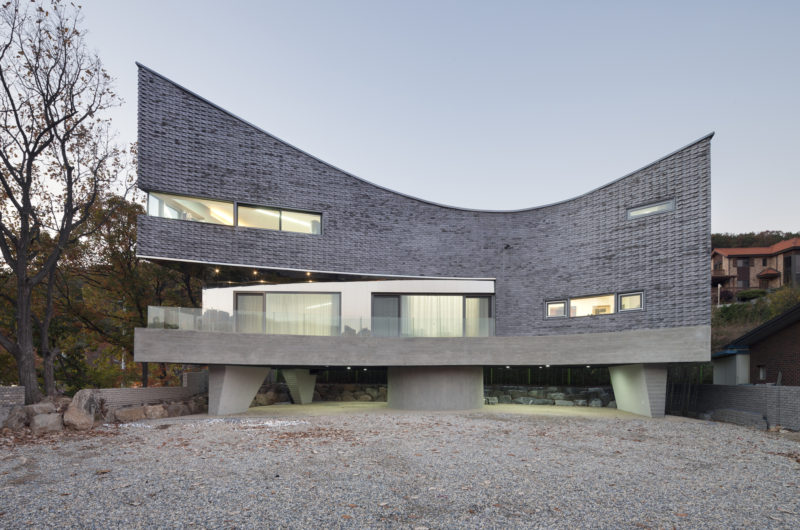 Traditional Korean Curving House by JOHO Architecture traditional korean curving house by joho architecture 722b5ca