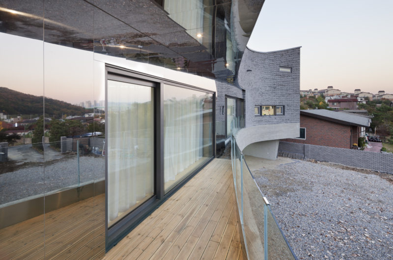 Traditional Korean Curving House by JOHO Architecture traditional korean curving house by joho architecture 8be6972