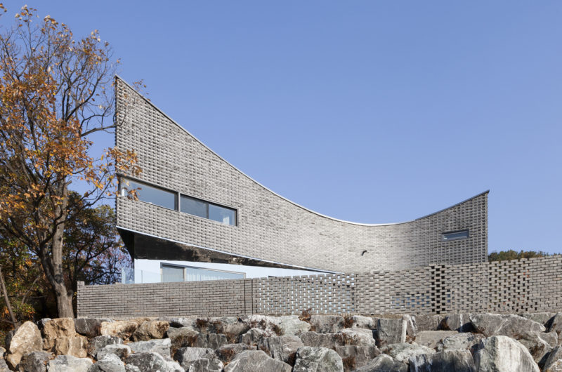 Traditional Korean Curving House by JOHO Architecture traditional korean curving house by joho architecture d39a202