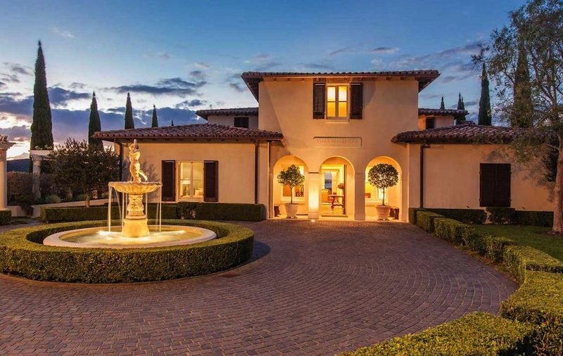 Imposing Villa Belvedere in Auckland, New Zealand imposing villa belvedere in auckland new zealand 1630424