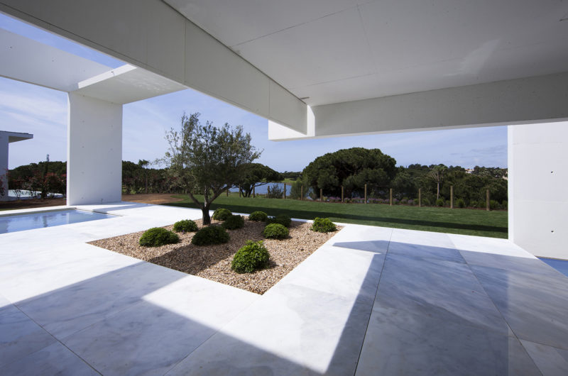 House in Quinta do Lago By Topos Atelier de Arquitectura house in quinta do lago by topos atelier de arquitectura 327d57e