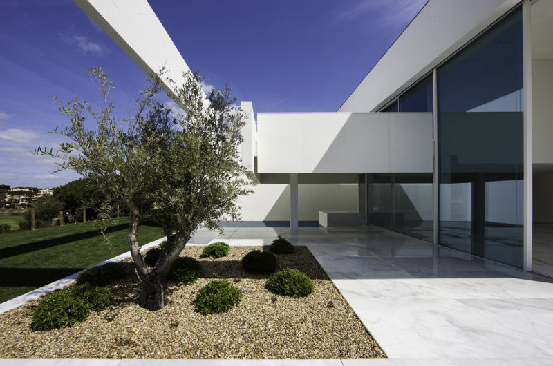 House in Quinta do Lago By Topos Atelier de Arquitectura house in quinta do lago by topos atelier de arquitectura 6fdbeb3