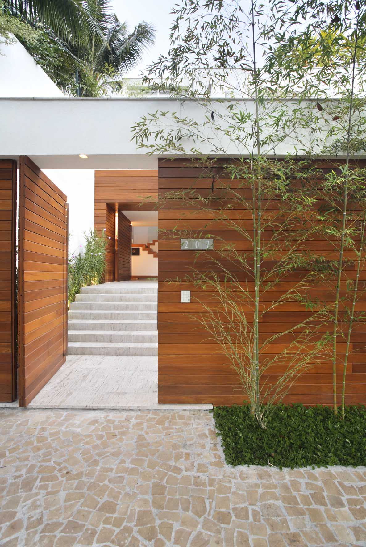 Beautiful Leblon House by Progetto Architetura & Interiores beautiful leblon house by progetto architetura interiores c313ed7