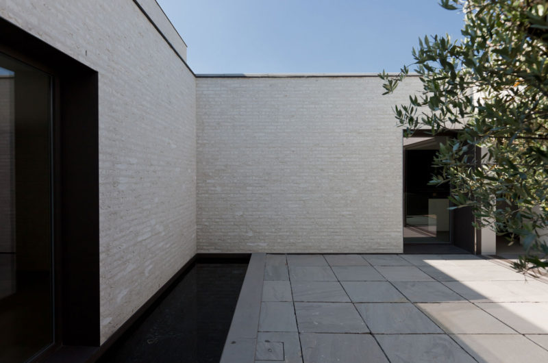 Contemporary Courtyard House by VW Areal Architecten contemporary courtyard house by vw areal architecten f1b66ab