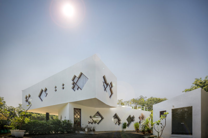 Contemporary Villa On Alibaug Road In Maharashtra, India contemporary villa on alibaug road in maharashtra india d0d0da8