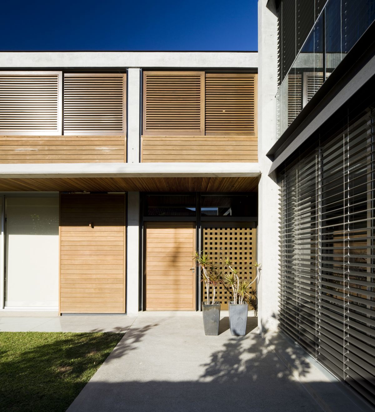 L-shaped Clovelly Residence by Tzannes Associates l shaped clovelly residence by tzannes associates 176c265
