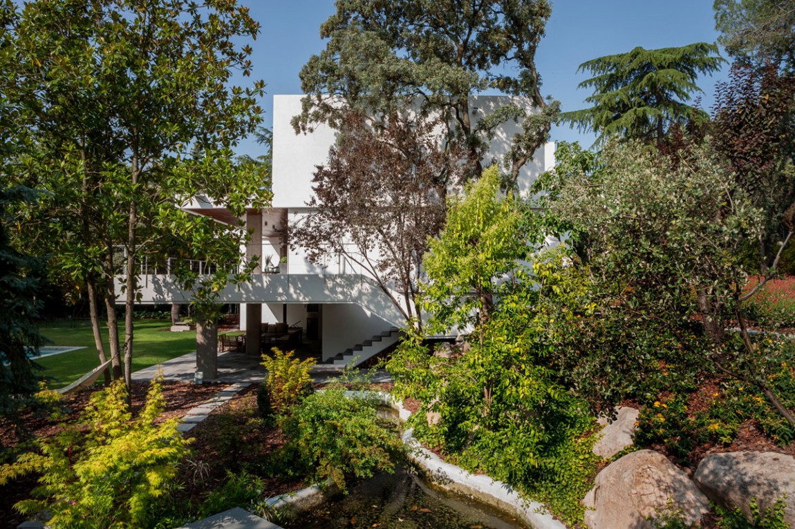 Spacious And Modern La Moraleja House In Madrid, Spain spacious and modern la moraleja house in madrid spain ec8910c