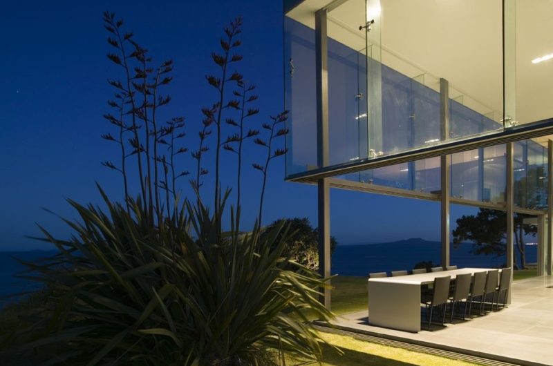 The irresistible Cliff House in Auckland, New Zealand by Fearon Hay Architects the irresistible cliff house in auckland new zealand by fearon hay architects c69d3d9