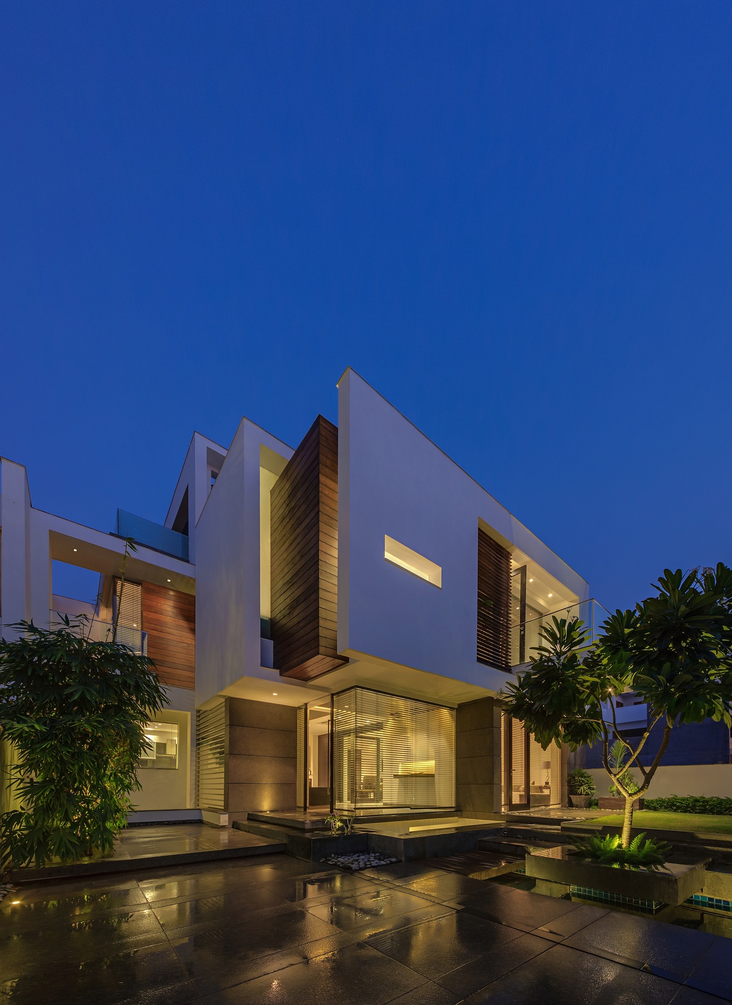 Cozy Overhang House designed by DADA & partners cozy overhang house designed by dada partners 0259c24