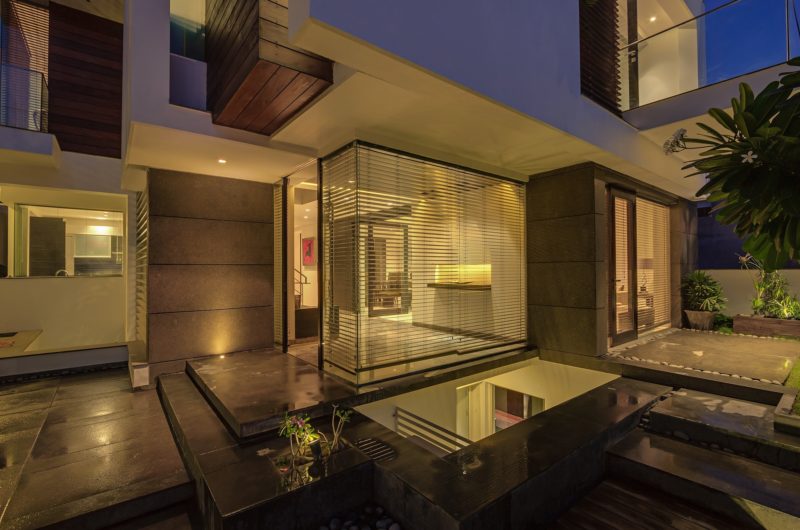 Cozy Overhang House designed by DADA & partners cozy overhang house designed by dada partners 222d6cf