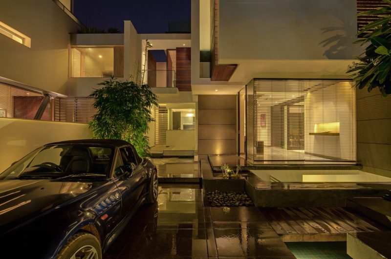 Cozy Overhang House designed by DADA & partners cozy overhang house designed by dada partners 3b9ebbc
