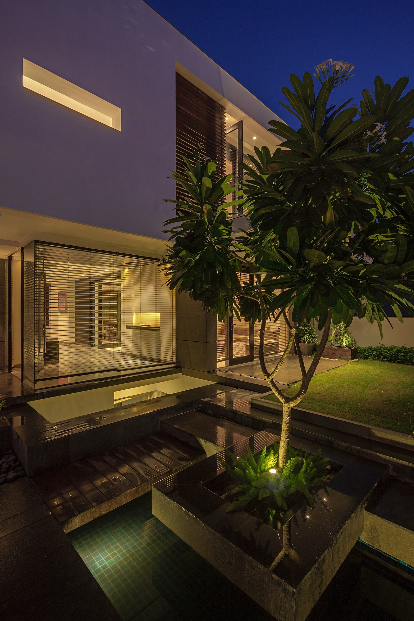 Cozy Overhang House designed by DADA & partners cozy overhang house designed by dada partners 3c72a80