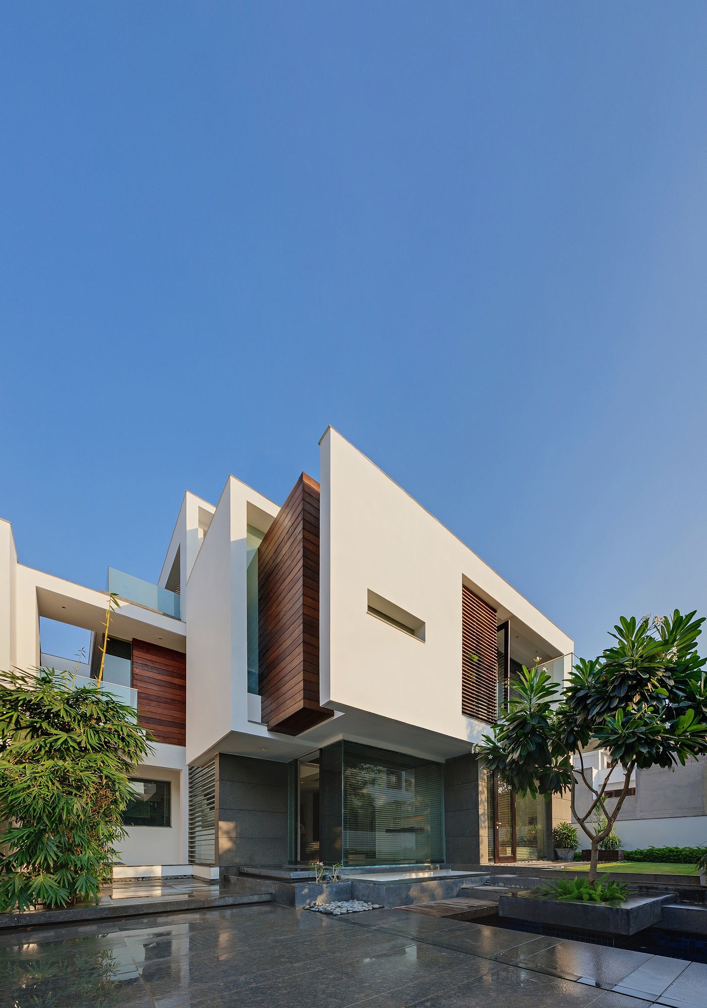 Cozy Overhang House designed by DADA & partners cozy overhang house designed by dada partners 3ea3a0e